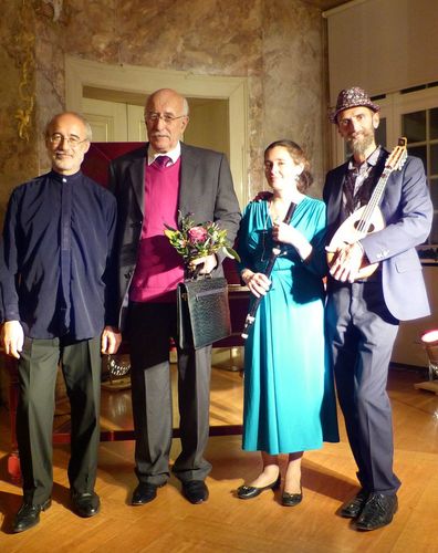 Bild von dem Trio der Minsker Kammersolisten mit dem Moderator Diederich Lücken